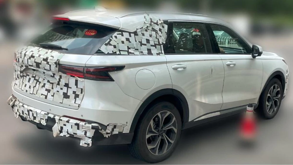 haval f8 xiaolong max кроссовер сбоку сзади белый