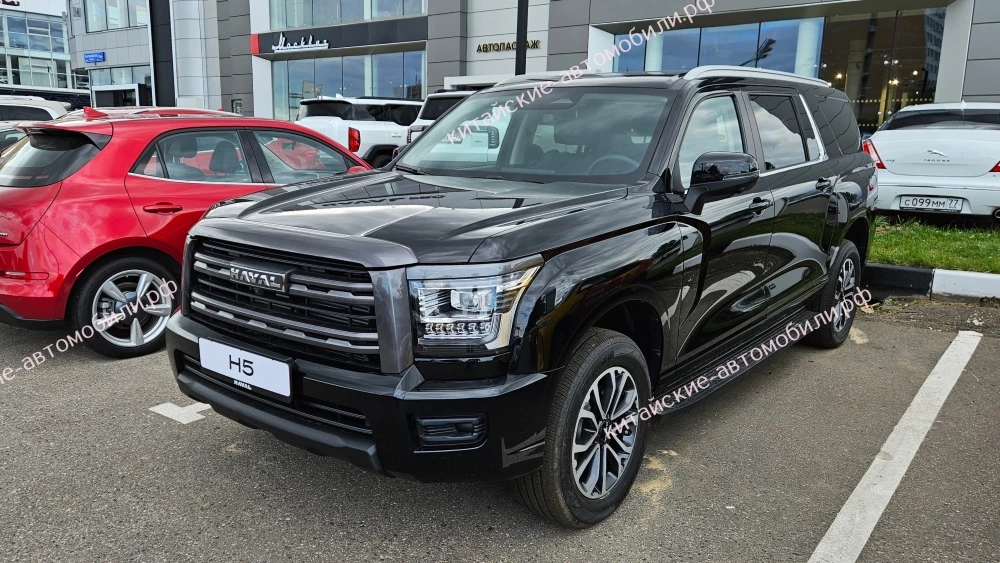 Новый внедорожник Haval H5 уже у дилеров в России. Первые фото Внедорожник Haval H5 у дилерского центра в Москве сбоку спереди шпионское