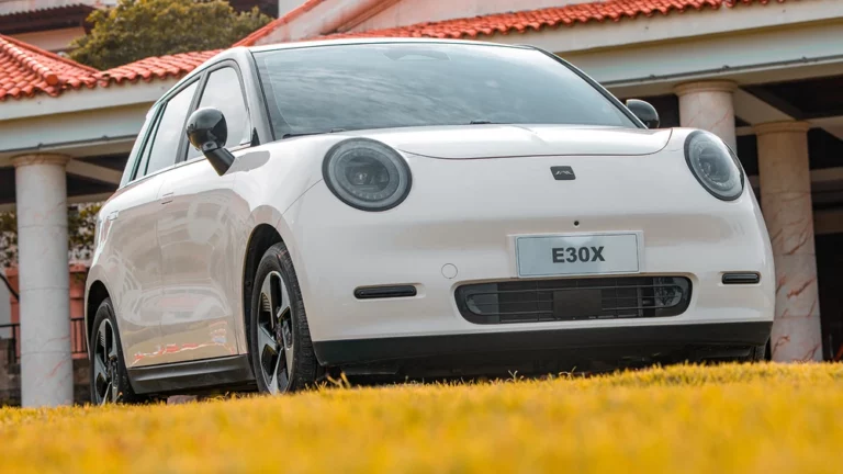 JAC E30X сбоку спереди