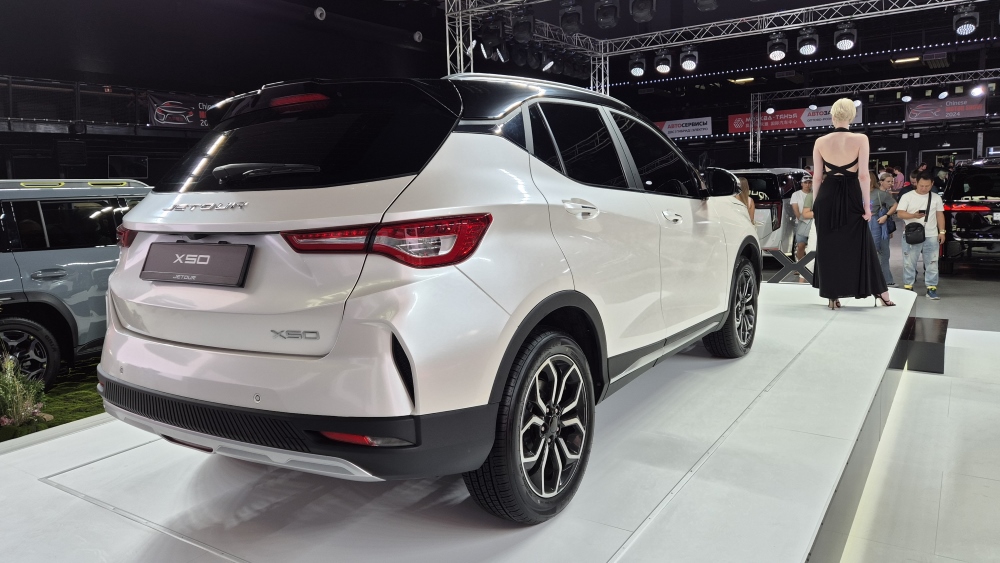 Jetour X50 презентация сзади сбоку