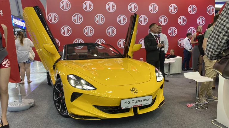 Электрический родстер MG Cyberster иннопром выставка спереди