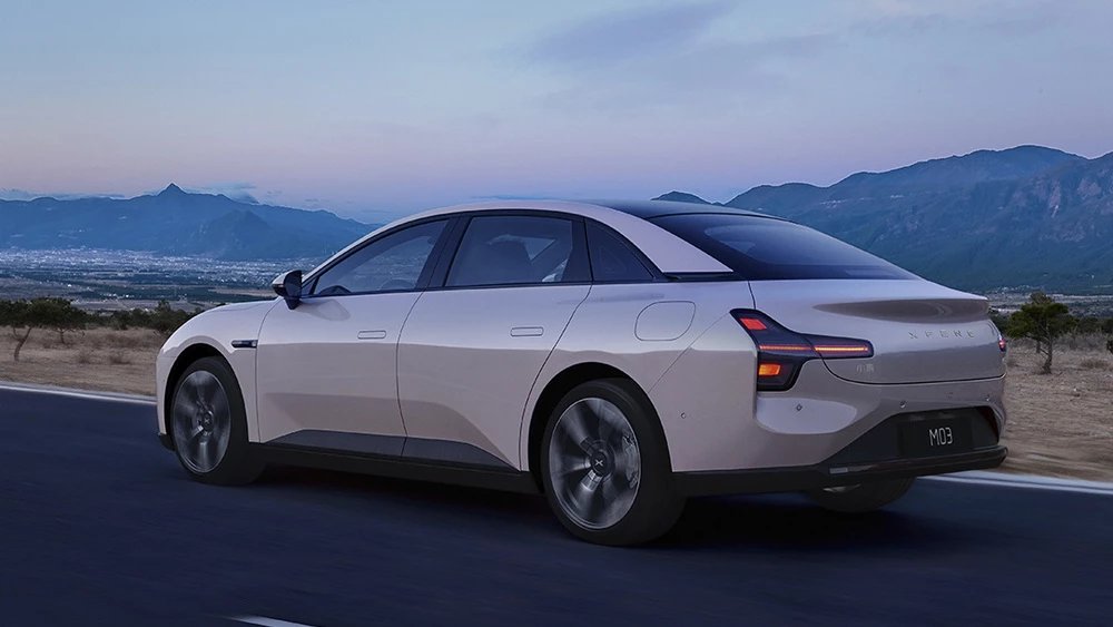 Xpeng MONA M03 сбоку сзади в динамике