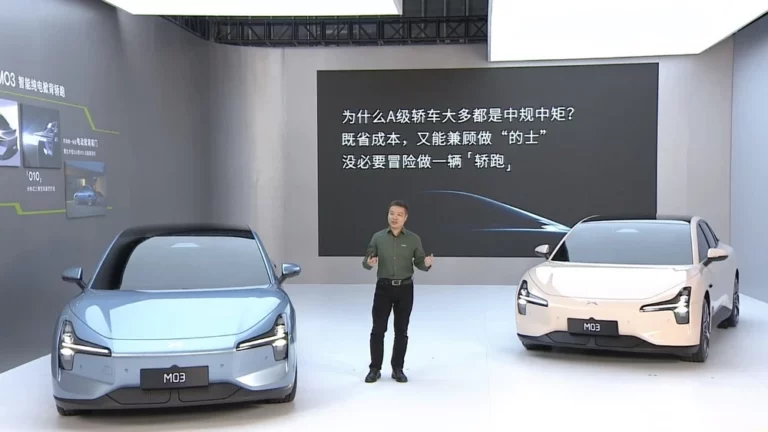 Xpeng MONA M03 спереди презентация в Китае