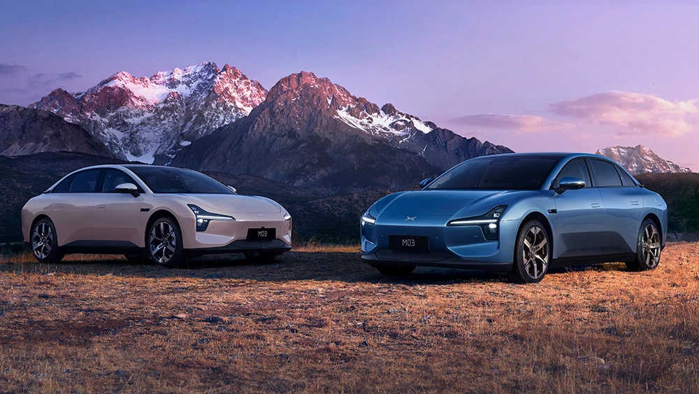 Xpeng MONA M03 сбоку спереди