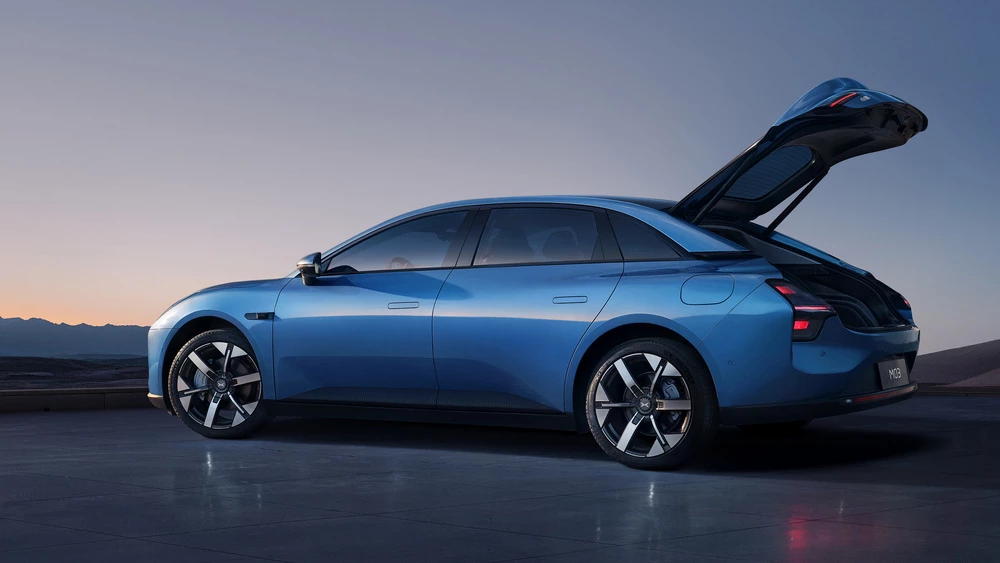 Xpeng MONA M03 сбоку сзади кузов лифтбек открытый багажник