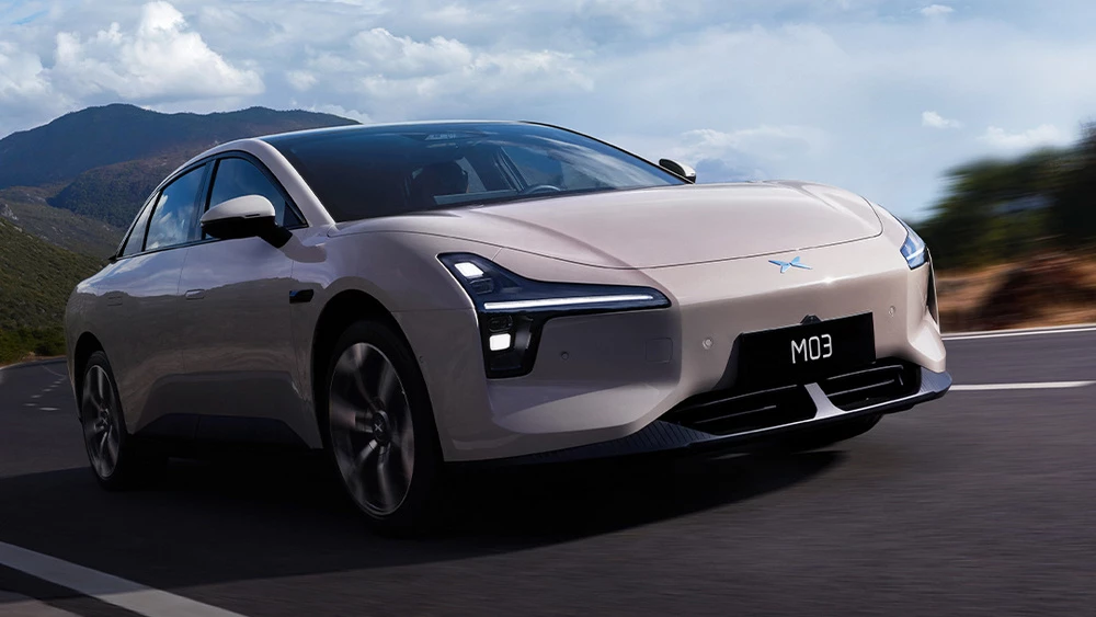 Xpeng MONA M03 сбоку спереди в динамике
