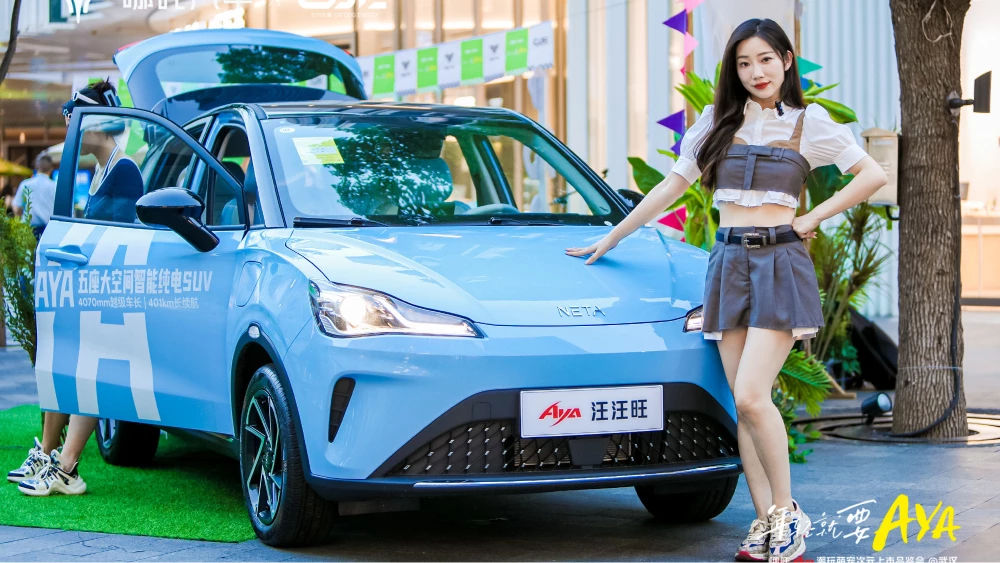 neta aya кроссовер голубой сбоку спереди электромобиль