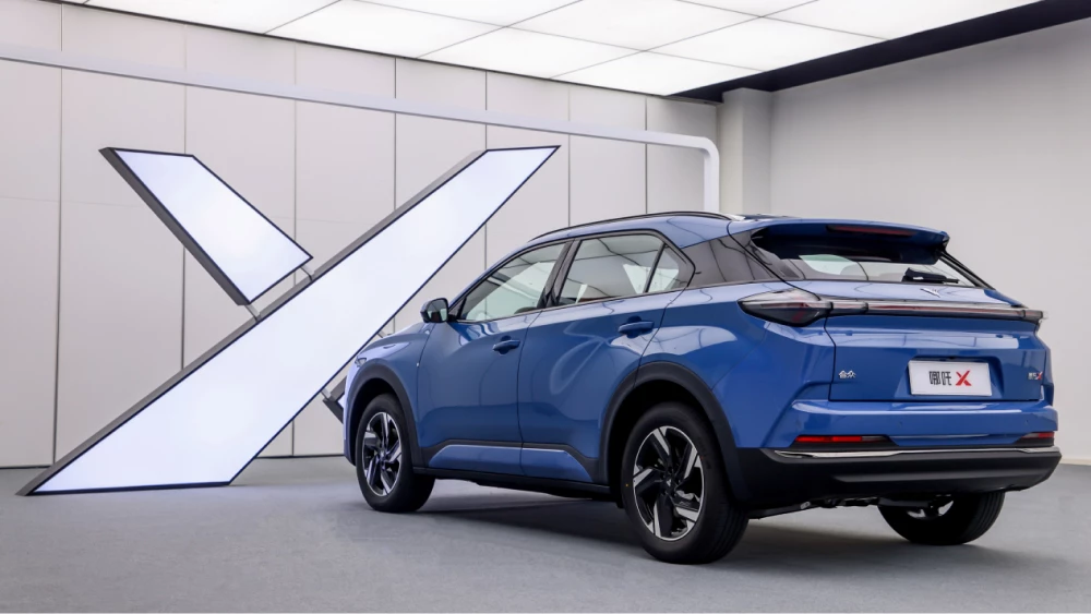 кроссовер hozon auto neta x сбоку сзади голубой синий 