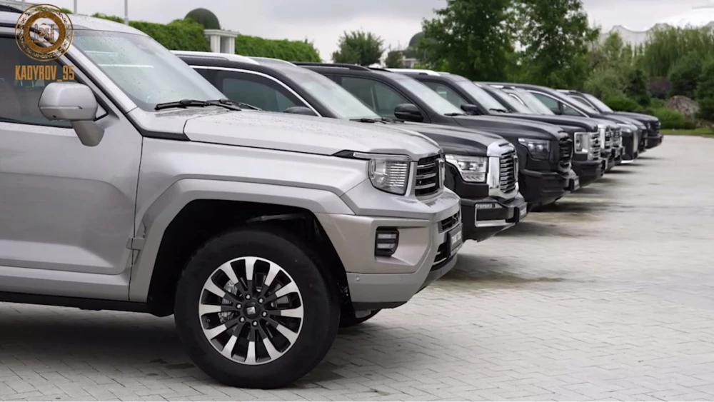 рамный внедорожник tank 700 сбоку серебряный