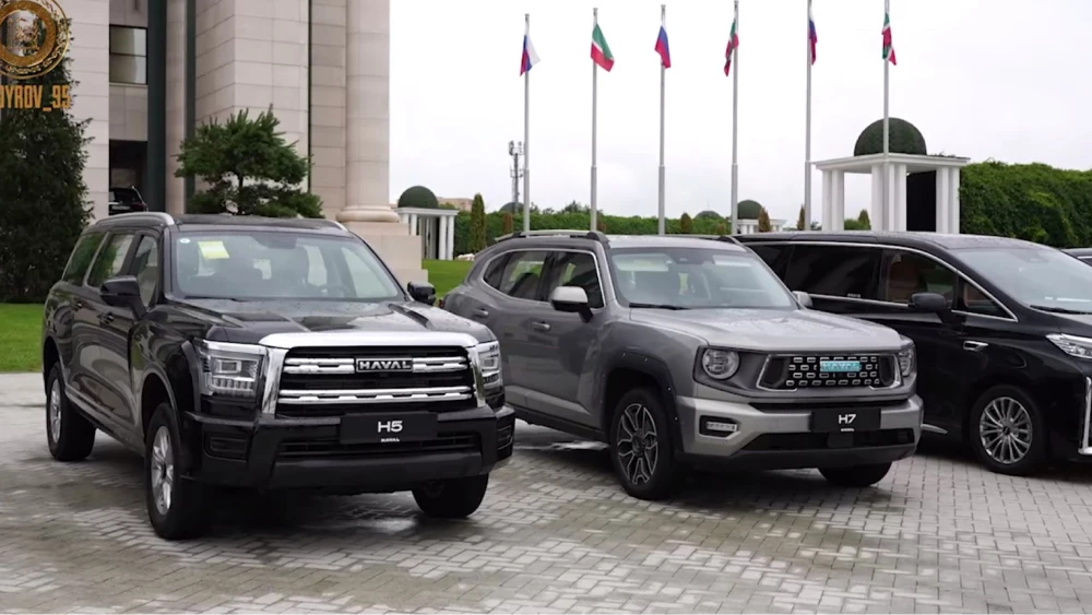 haval h5 сбоку спереди черный haval h7 сбоку спереди серый
