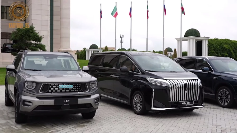 кроссовер haval h7 спереди серый минивэн wey 80 сбоку спереди черный