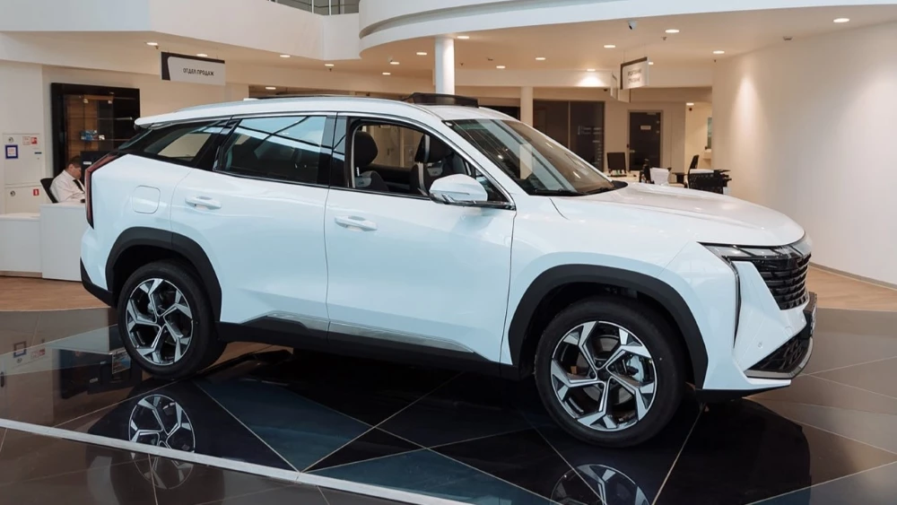 GEELY БИЗНЕС КАР Рублёвский Atlas спереди сбоку у дилера новый купить в Москве