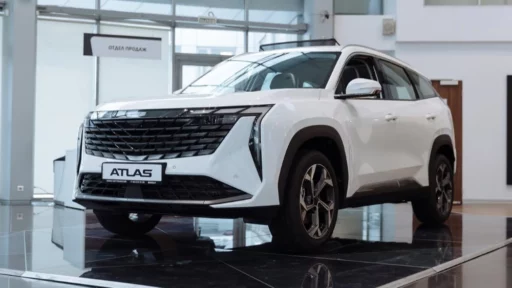 GEELY БИЗНЕС КАР Рублёвский Atlas спереди сбоку у дилера новый купить в Москве