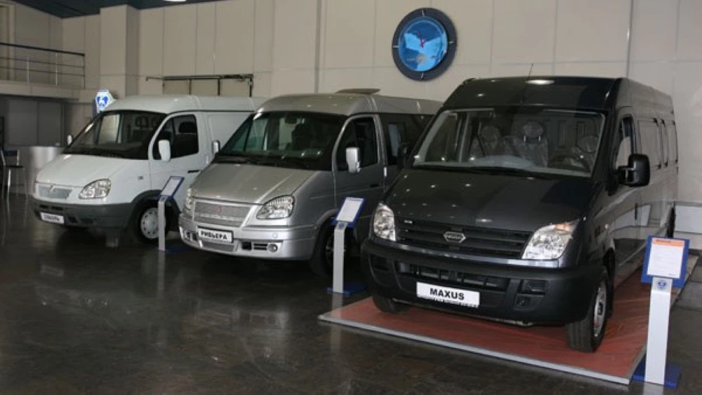 Фургон Maxus в салоне ГАЗ спереди сбоку