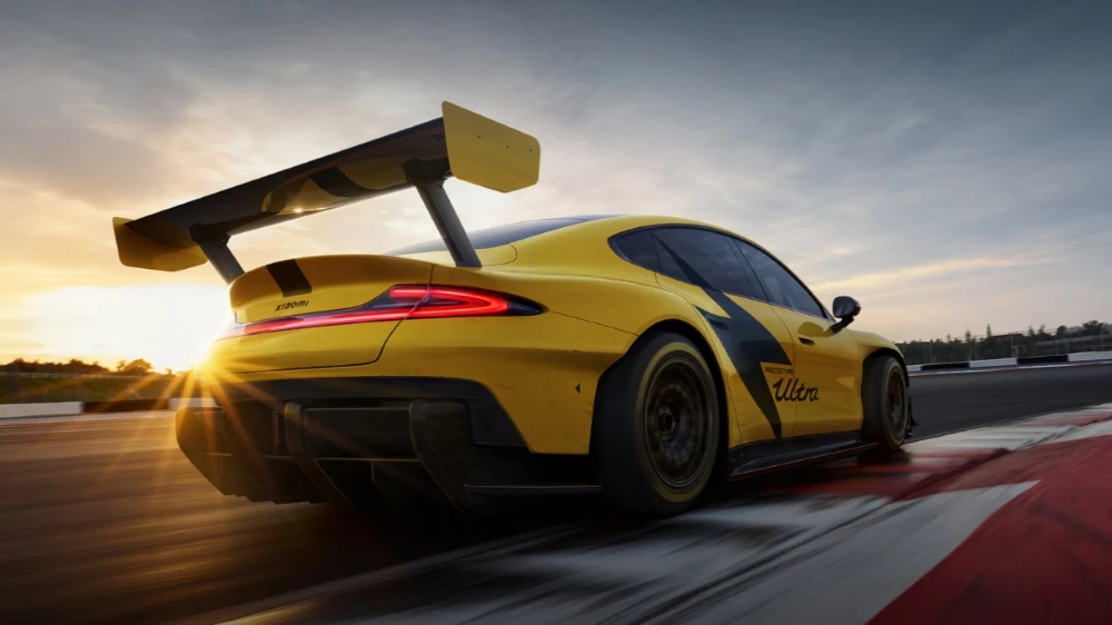 Электрический седан Xiaomi SU7 Ultra сбоку сзади