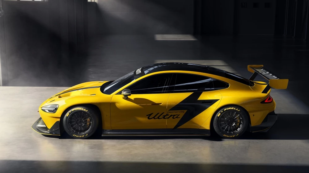 Электрический седан Xiaomi SU7 Ultra сзади