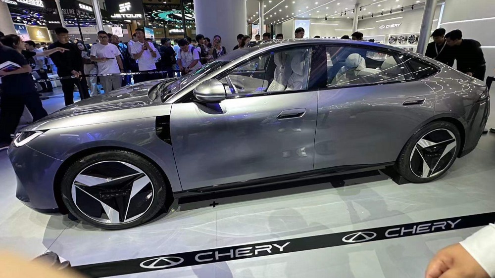 седан Chery Fulwin E05 сбоку в Чэнду