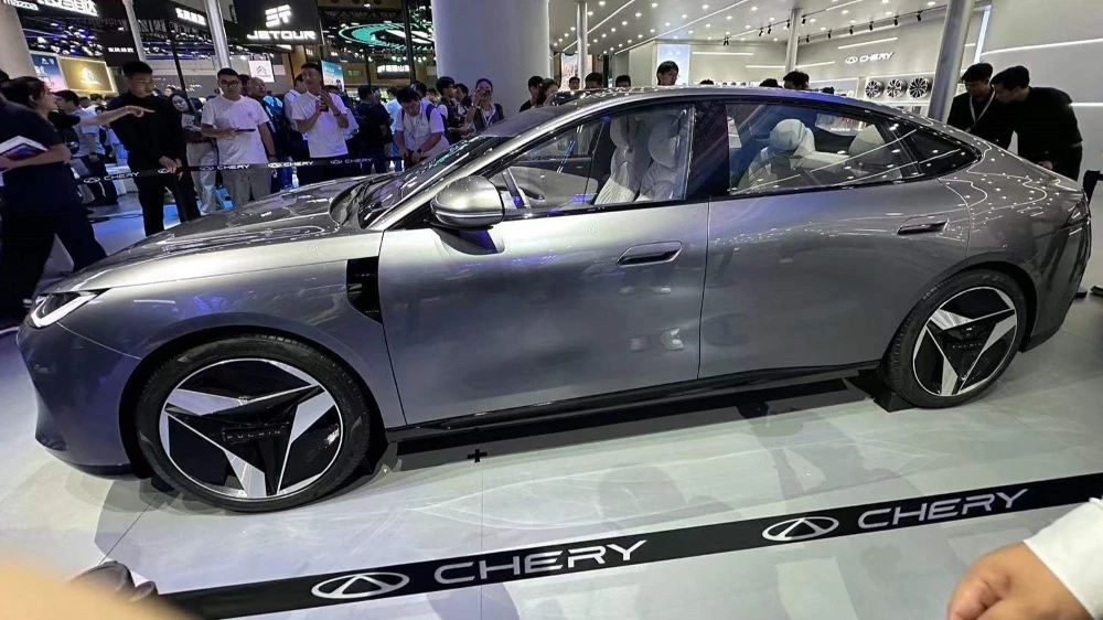 седан Chery Fulwin E05 сбоку в Чэнду
