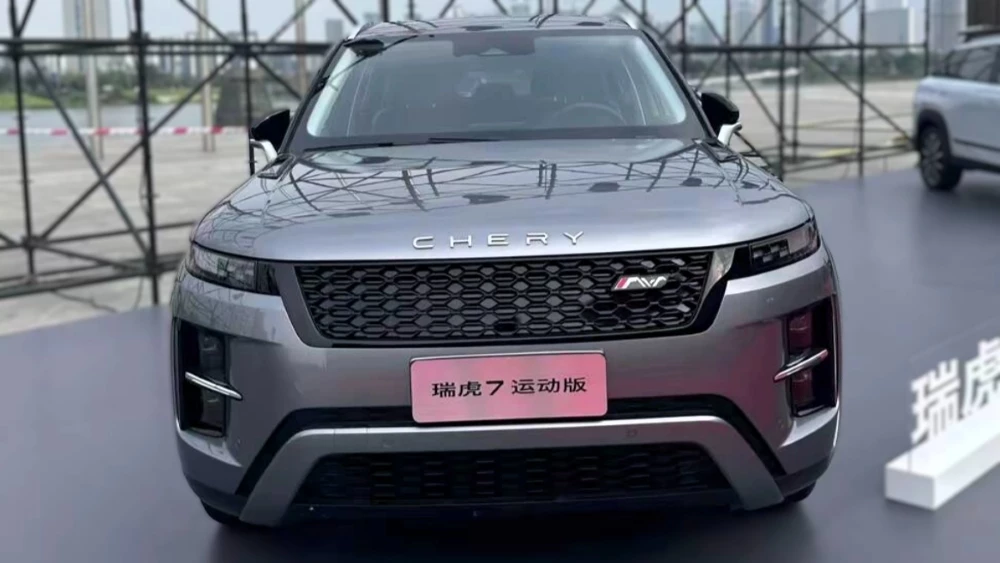 Jaecoo J7 с дизайном в стиле Land Rover заметили у дилера в Китае. Старт продаж в этом году Chery Jaecoo J7 как Tiggo 7 Sport Edition спереди