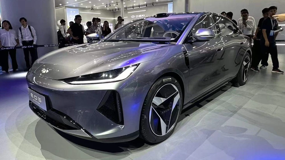 Кроссовер крупнее Tiggo 9, загадочная Omoda и 5 гибридов. Какие новинки Chery появятся в этом году седан Chery Fulwin E05 спереди сбоку в Чэнду