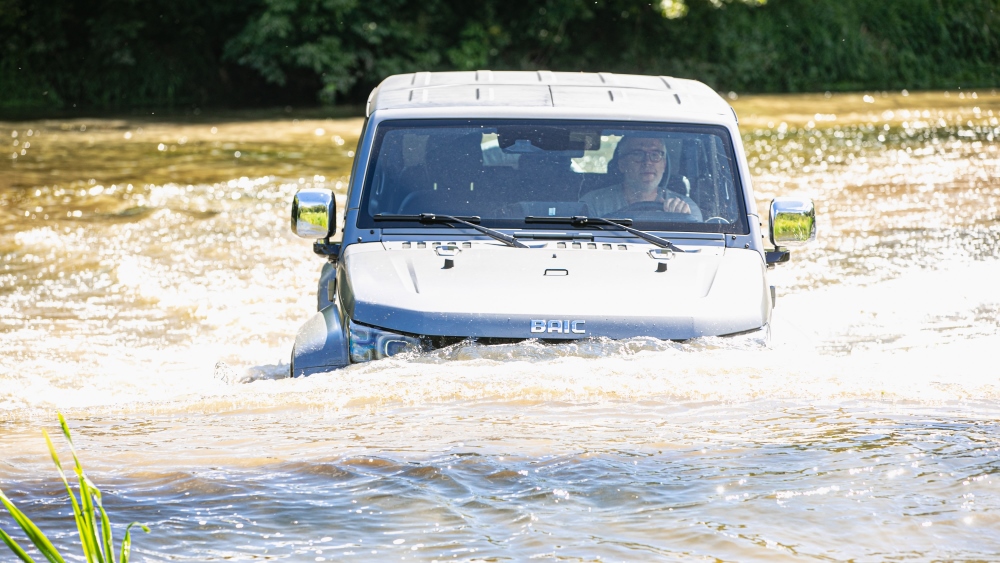 BAIC BJ40 спереди в воде бездорожье тест Внедорожник года 2024 