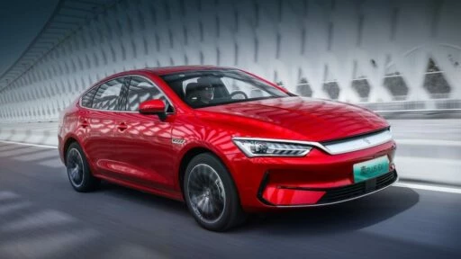 Седан BYD Qin Plus сбоку спереди в динамике