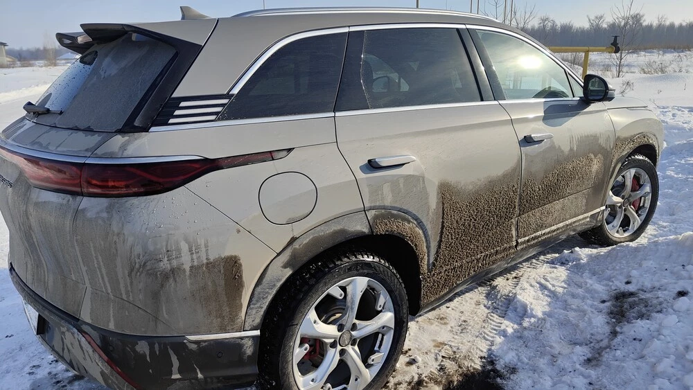 гибридный кроссовер BYD Frigate 07 тест сбоку сзади снег зима