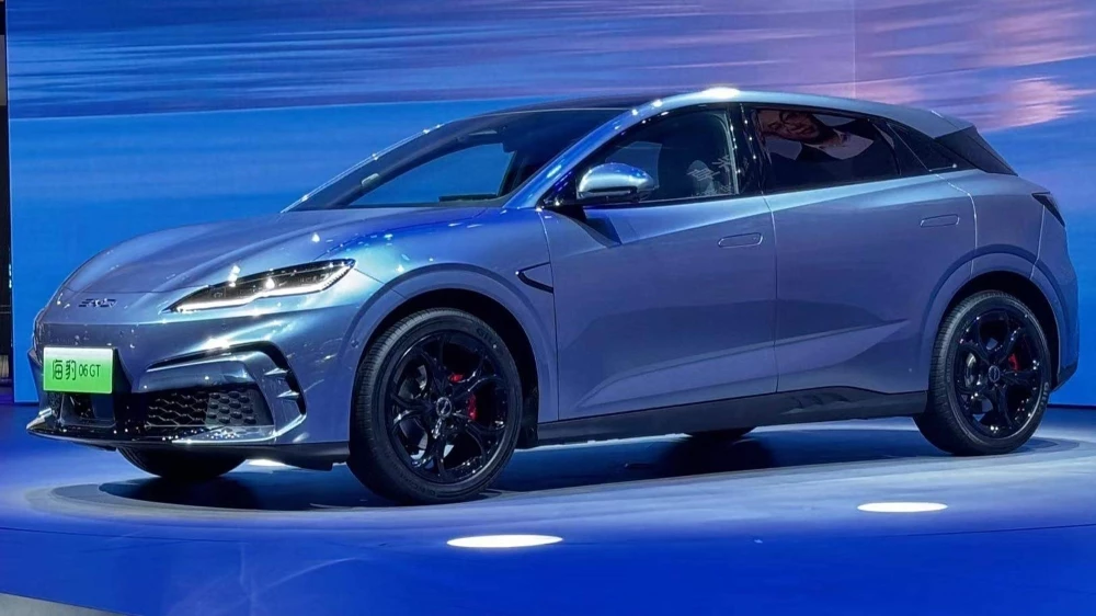 Первый хот-хэтч. В Китае раскрыли цены на спортивный BYD Seal 06 GT BYD Seal 06 GT сбоку спереди автосалон чэнду презентация