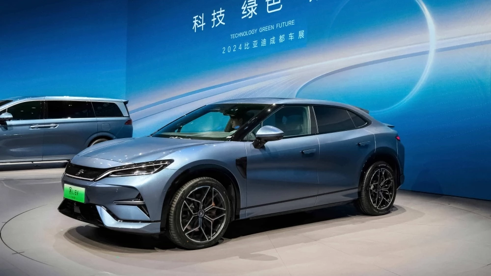 BYD Song L новый обновленный сбоку спереди автосалон в Чэнду 2024