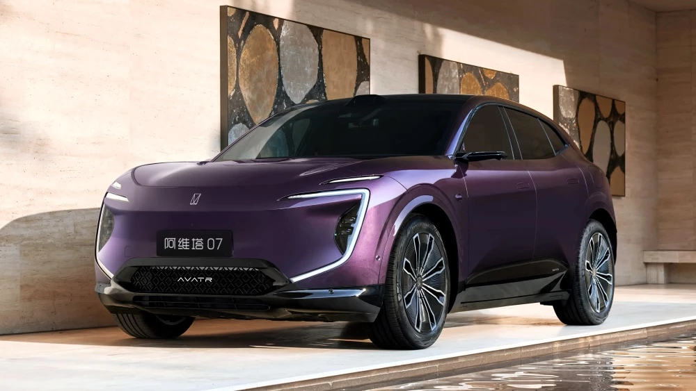 Кроссовер Avatr 07 спереди сбоку