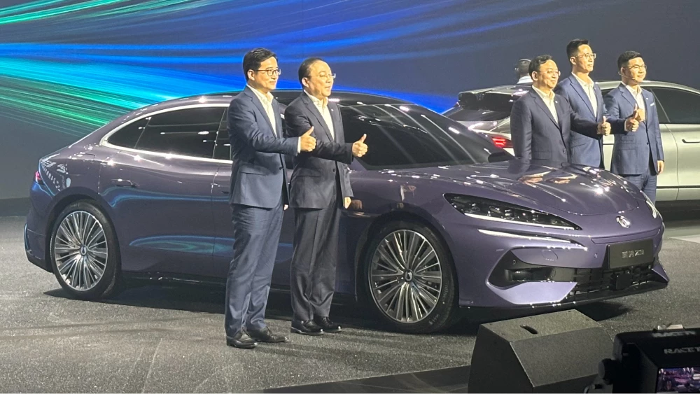 denza z9 седан фиолетовый сбоку спереди