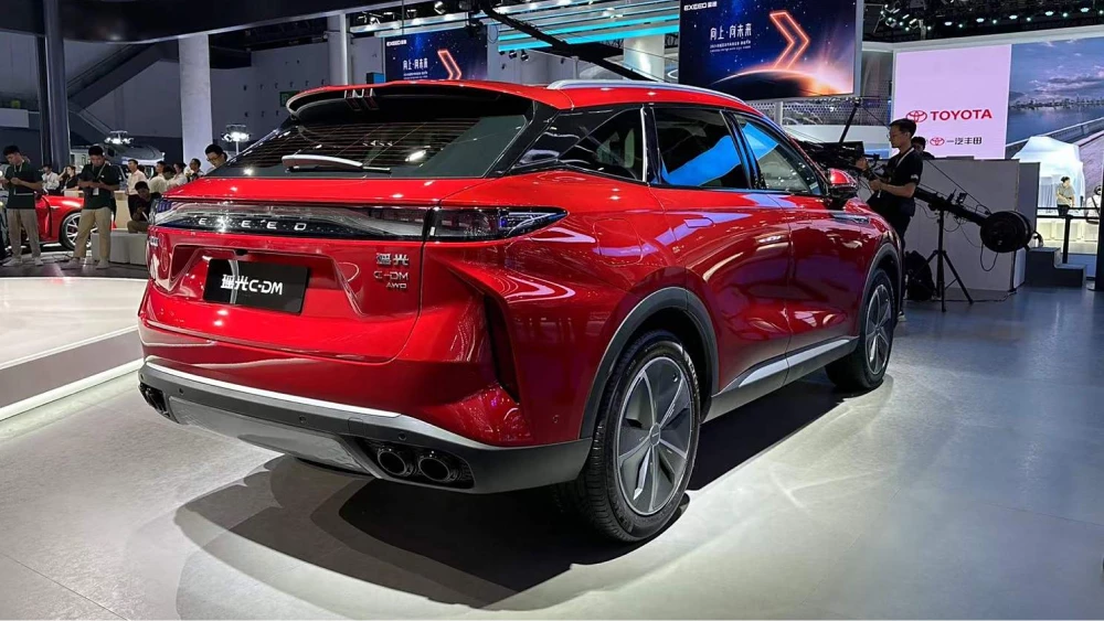 exeed rx c-dm awd полноприводный кроссовер сбоку сзади красный