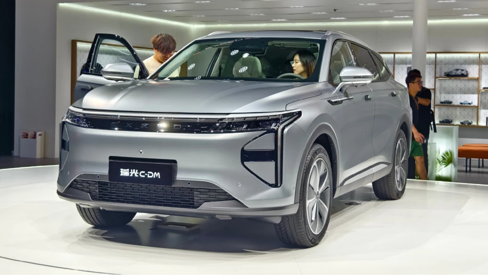 Три мотора и ДВС. Цены на Exeed RX C-DM AWD с 605 л.с. назвали в Китае exeed rx c-dm awd полноприводный кроссовер сбоку спереди серый матовый