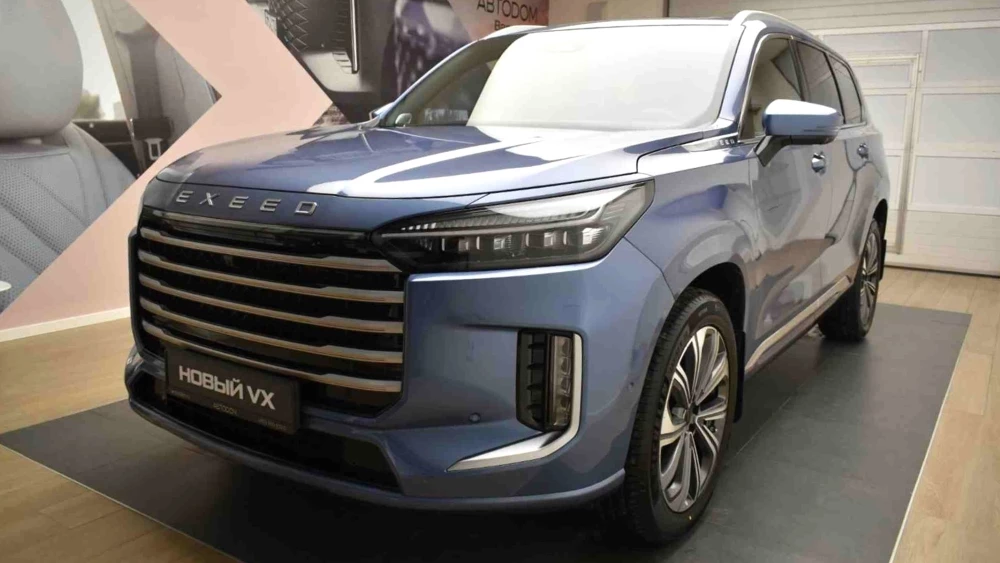 Престиж с выгодой. Кроссовер Exeed VX получил новую доступную версию в России Кроссовер Exeed VX в комплектации Prestige купить новый у дилера автодом варшавка сбоку спереди