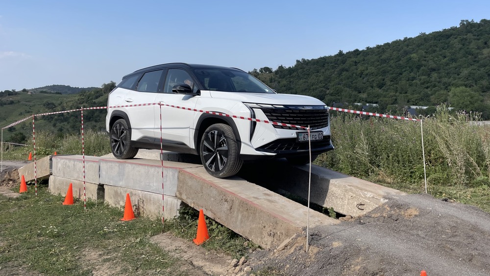 Geely Atlas 4wd в Казахстане презентация сбоку спереди тест в динамике на препятствии бездорожье