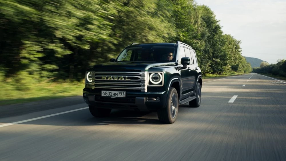 haval H9 спереди сбоку в динамике на трассе