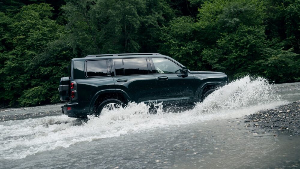 haval H9 сбоку в динамике брод внедорожник бездорожье полный привод