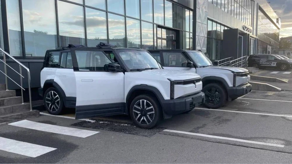 В России заметили кроссоверы Chery iCar 03. Их представят под маркой Jaecoo chery icar 03 jaecoo j6 кроссовер сбоку спереди