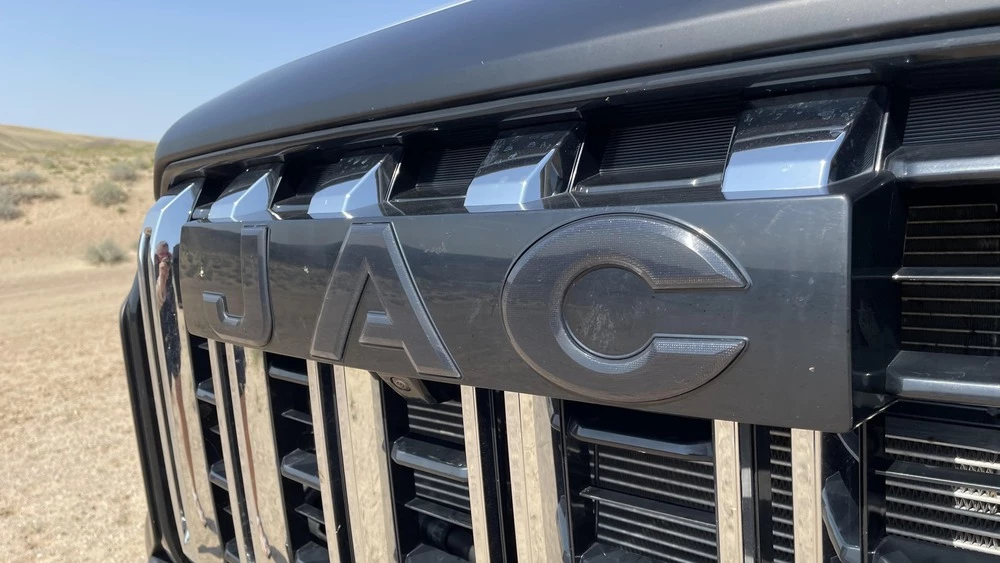 JAC T9 спереди в Казахстане тест логотип решетка