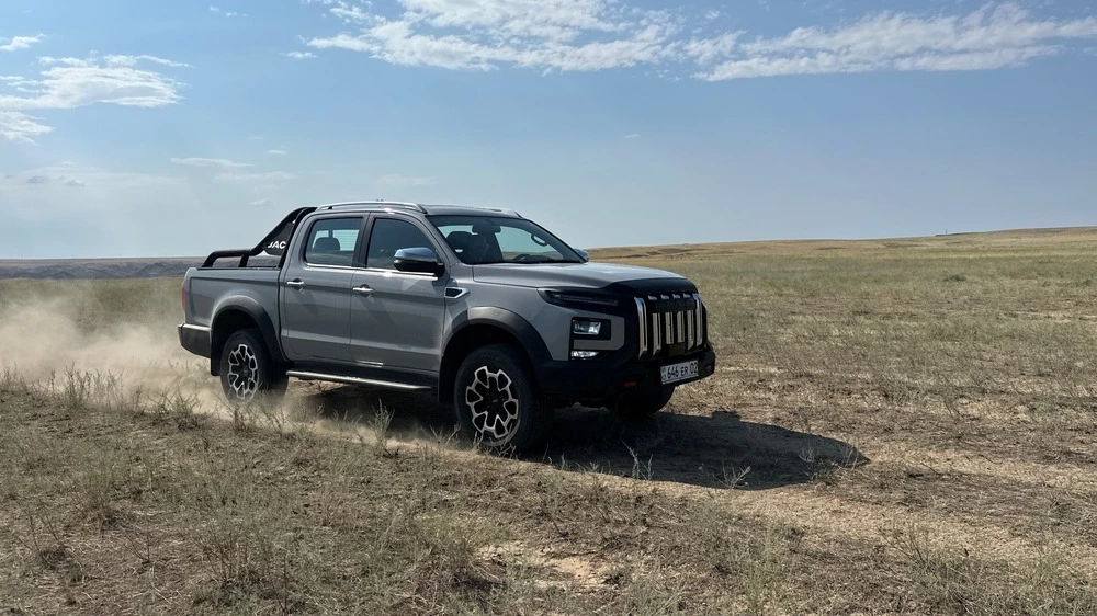 JAC T9 сбоку спереди в динамике в Казахстане тест