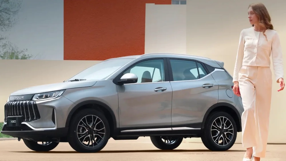 Два двигателя и две коробки. Jetour раскрыл комплектации кроссовера X50 в России Jetour X50 сбоку спереди девушка