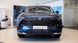 Kaiyi X7 Kunlun спереди у дилера новый в автосалоне Челябинск