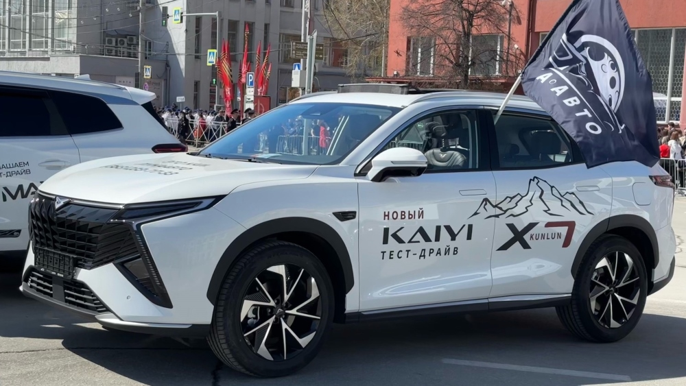 Kaiyi X7 Kunlun сбоку спереди у дилера новый в автосалоне Новосибирск Луна авто