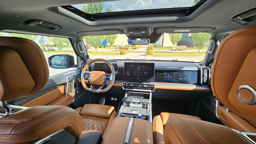 Внедорожник M-Hero I EVR салон интерьер первый ряд