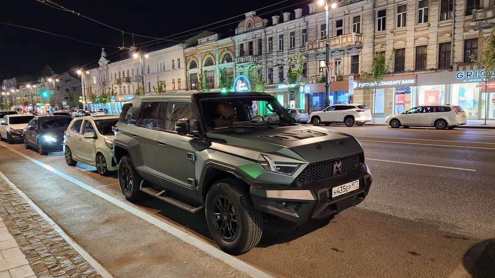 Внедорожник M-Hero I EVR сбоку спереди