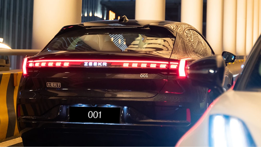 zeekr 001 сбоку сзади черный