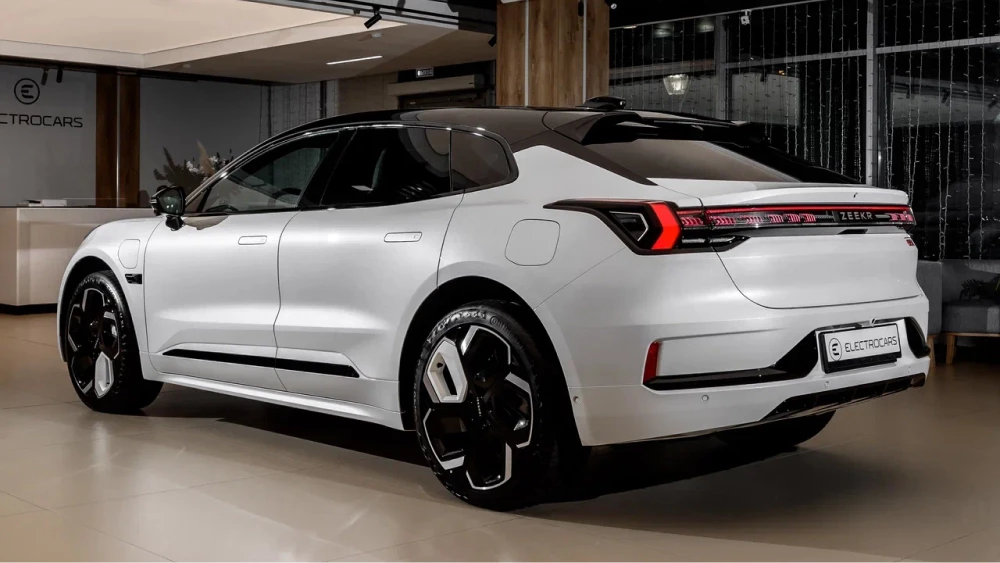 zeekr 001 сбоку сзади белый