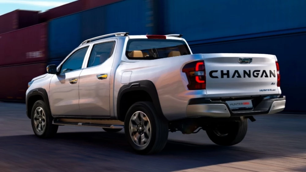 changan Hunter Plus сбоку сзади в Казахстане