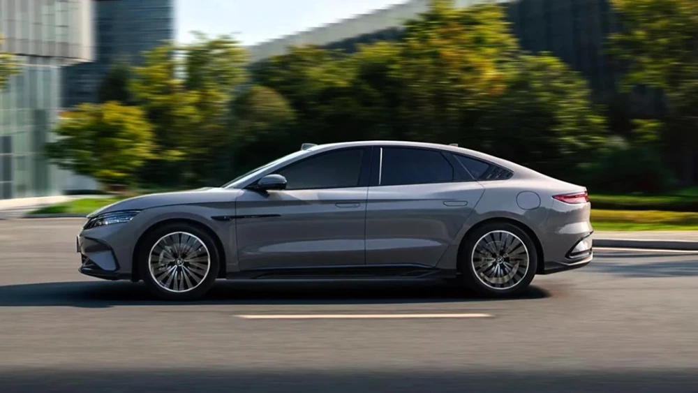 Седан BYD Han 2025 сбоку
