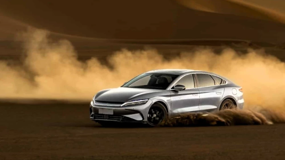 Как две капли воды. Обновленный седан BYD Han 2025 года вышел на рынок Китая Седан BYD Han 2025 сбоку спереди